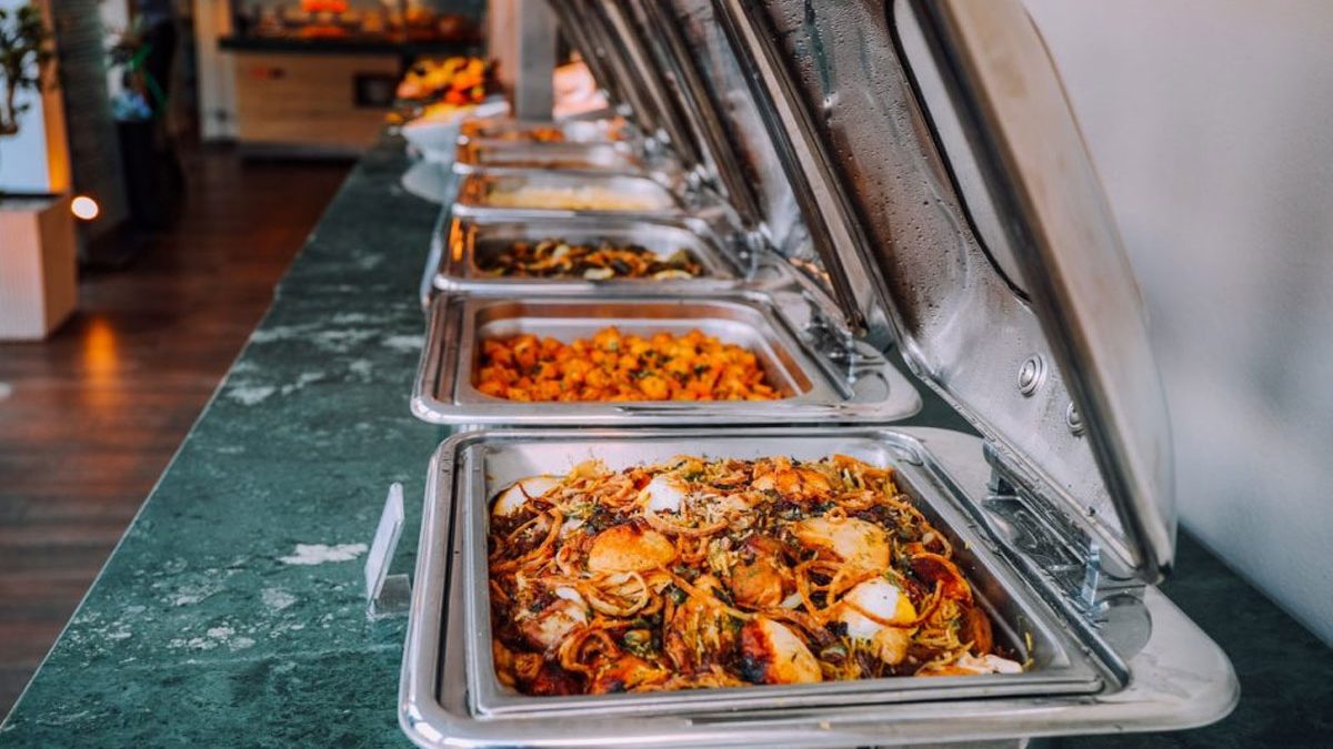 save money on wedding catering